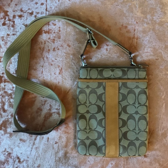 Coach Handbags - 🎉3X HOST PICK🎉 Vintage Coach Signature Logo Crossbody